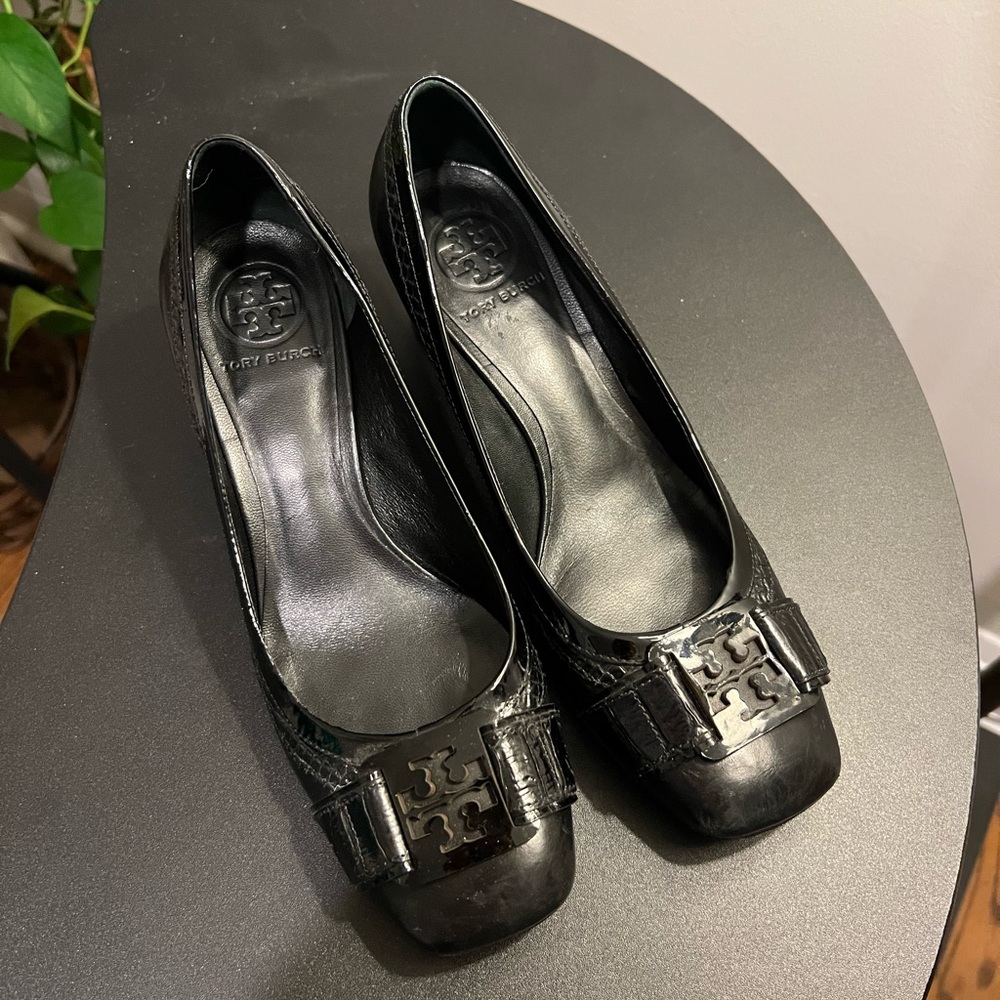 Tory Burch black chunky heels snake logo trim leather pump, size 8